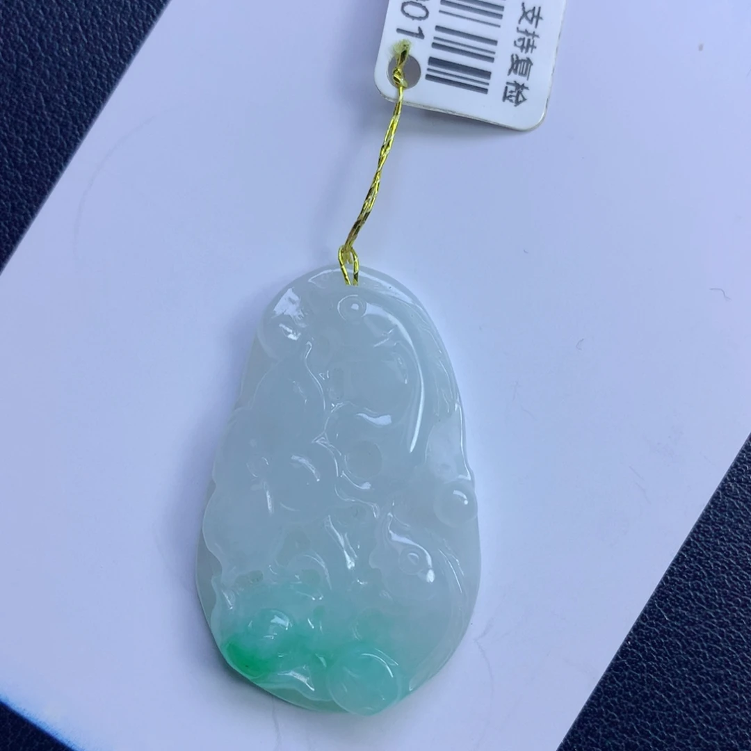 翡翠未镶嵌颈饰年年有余