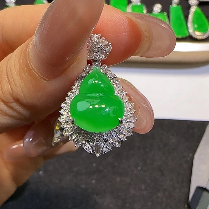 翡翠18K金镶嵌颈饰葫芦