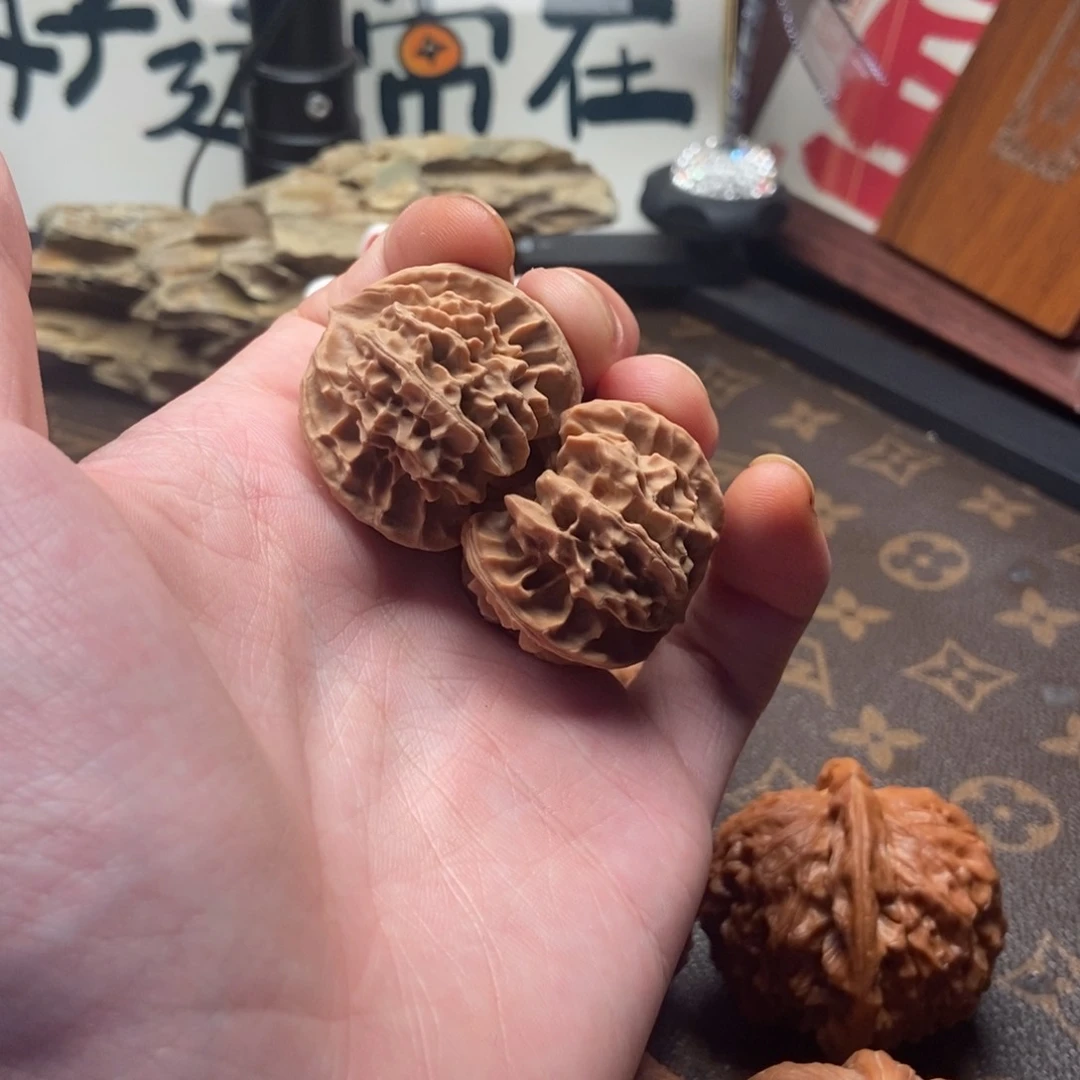 文玩核桃吊坠凹底龙门涧