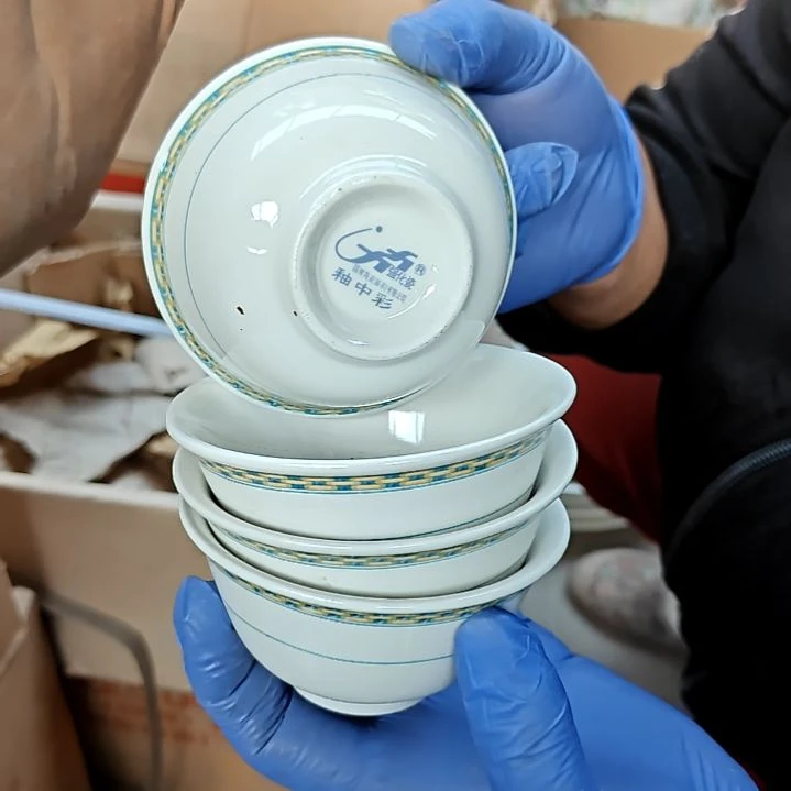 瓷片盘子碗茶壶啥都有