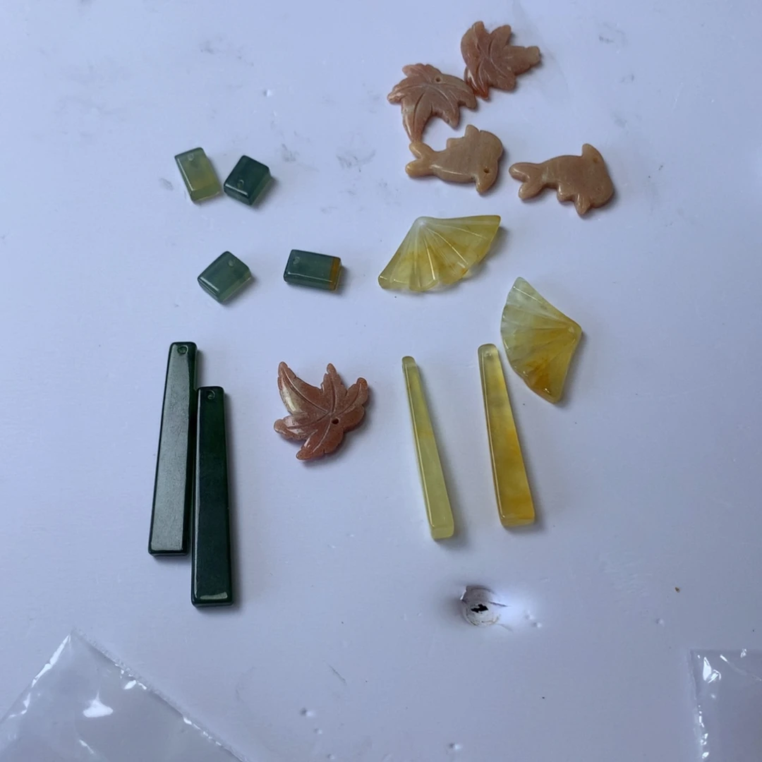 揽***珠未镶嵌蛇纹石玉耳环