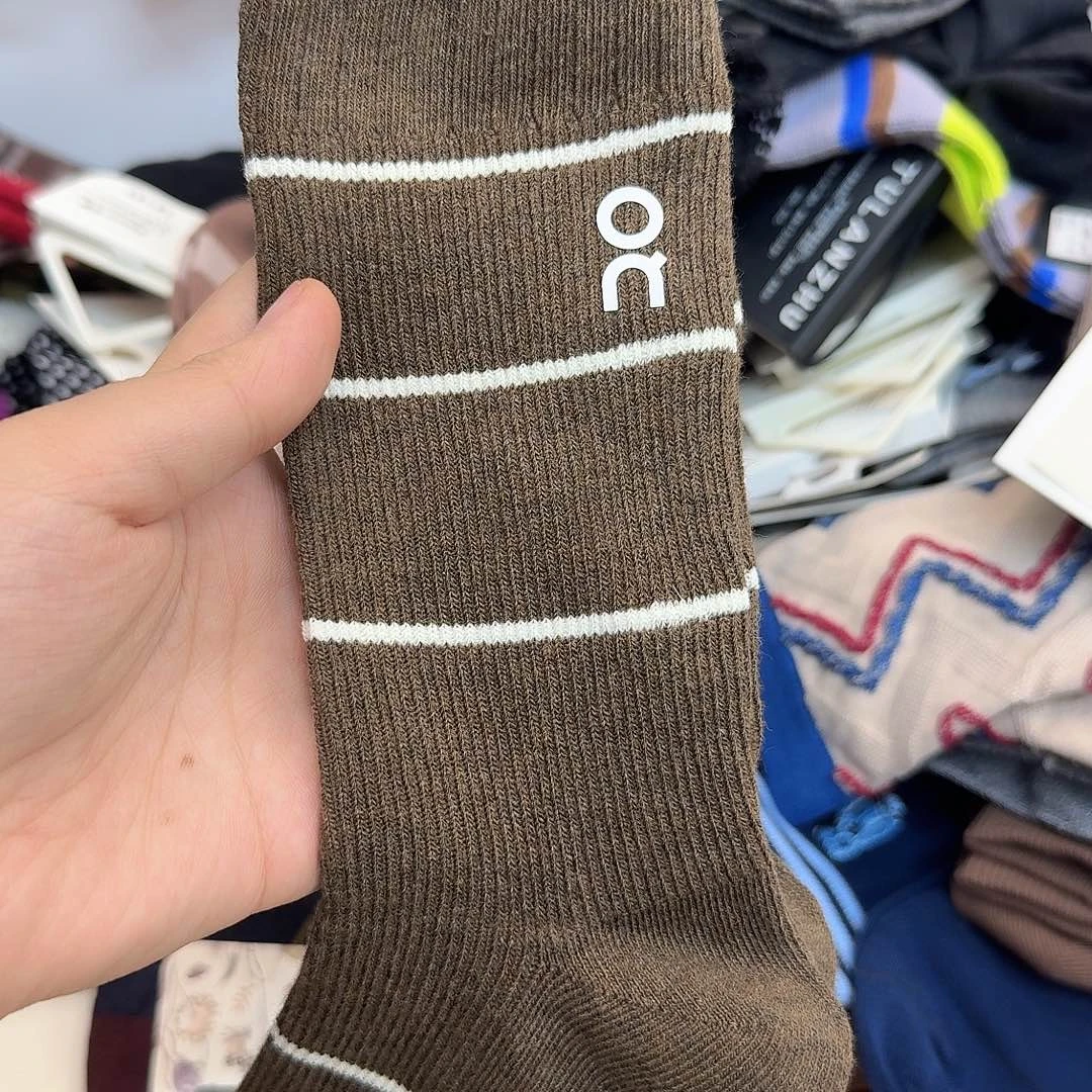 深咖色袜子运动款