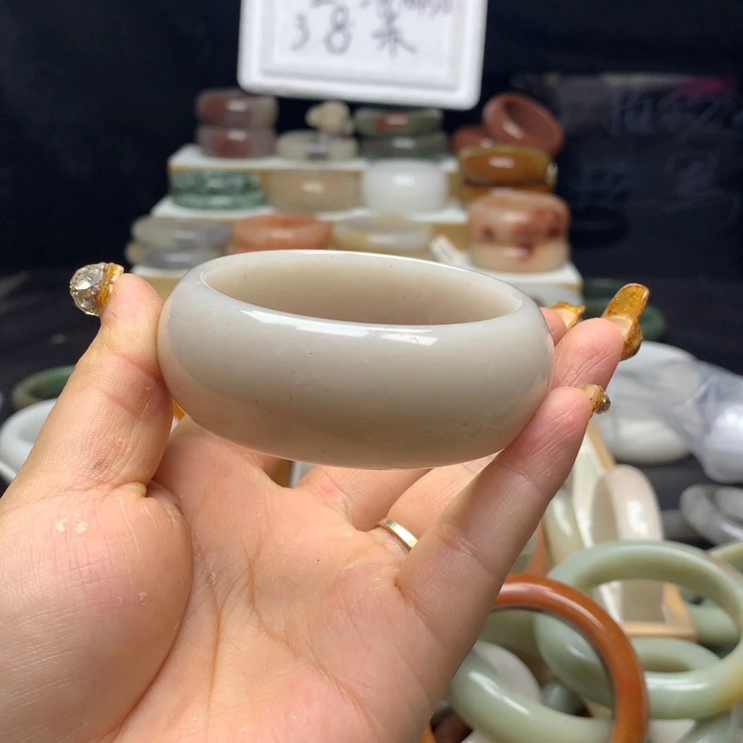 石英质玉手镯未镶嵌上**?