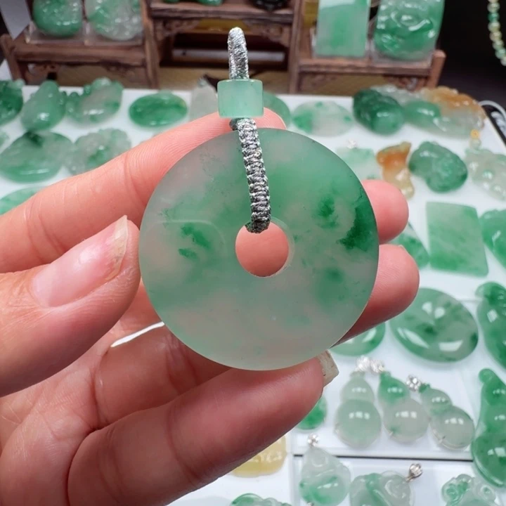 颈饰未镶嵌石英质玉