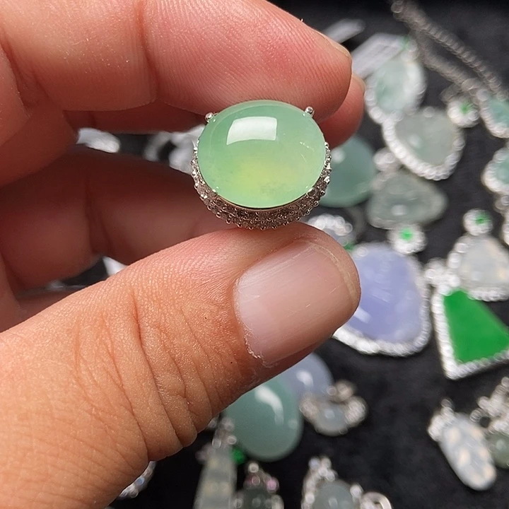 颈饰未镶嵌翡翠戒指