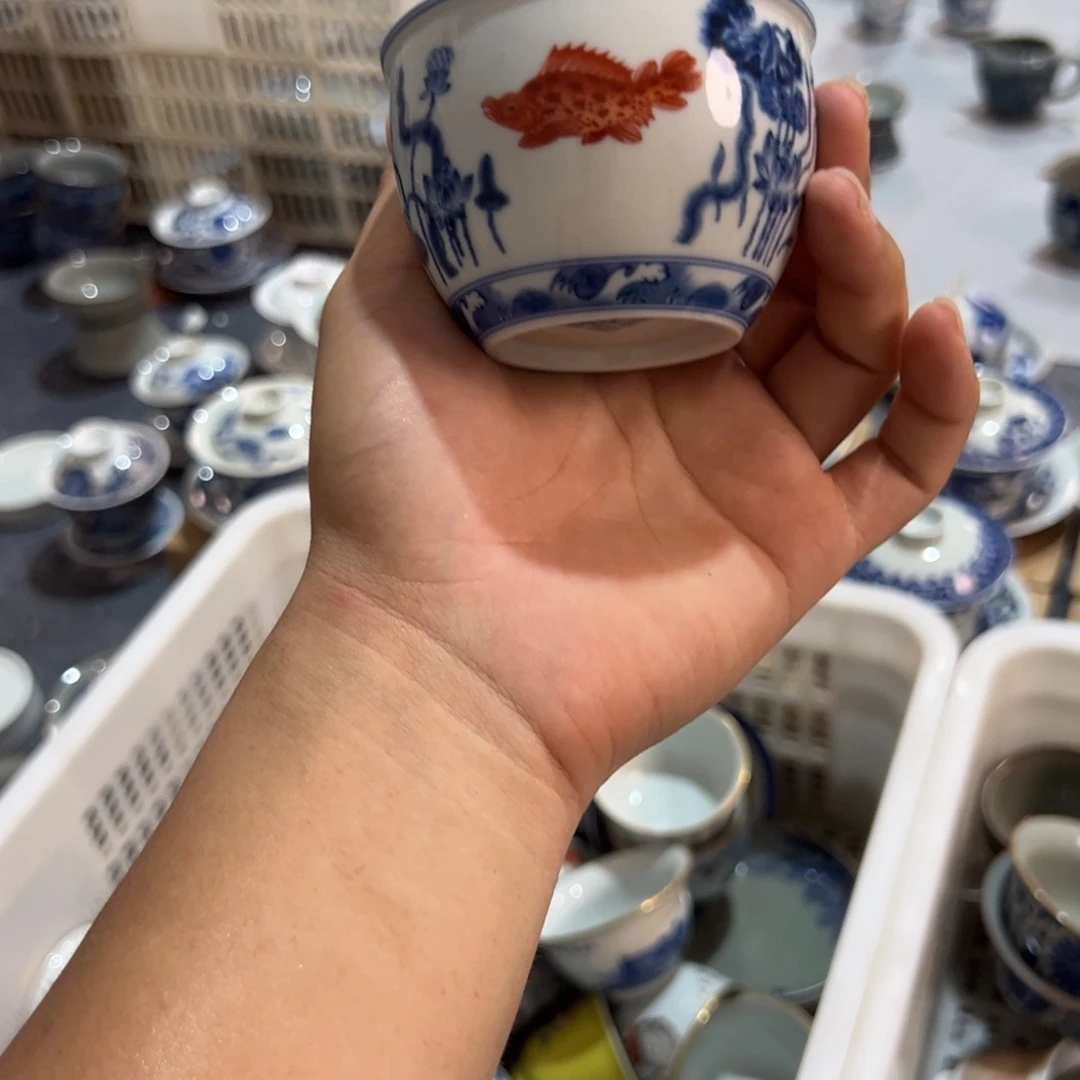 白青花釉里红鱼藻刚杯