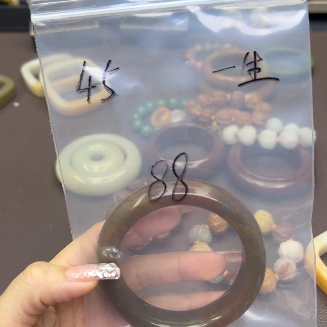石英质玉手镯未镶嵌一**伴