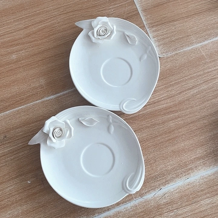陶捏花碟子缺瓷两个