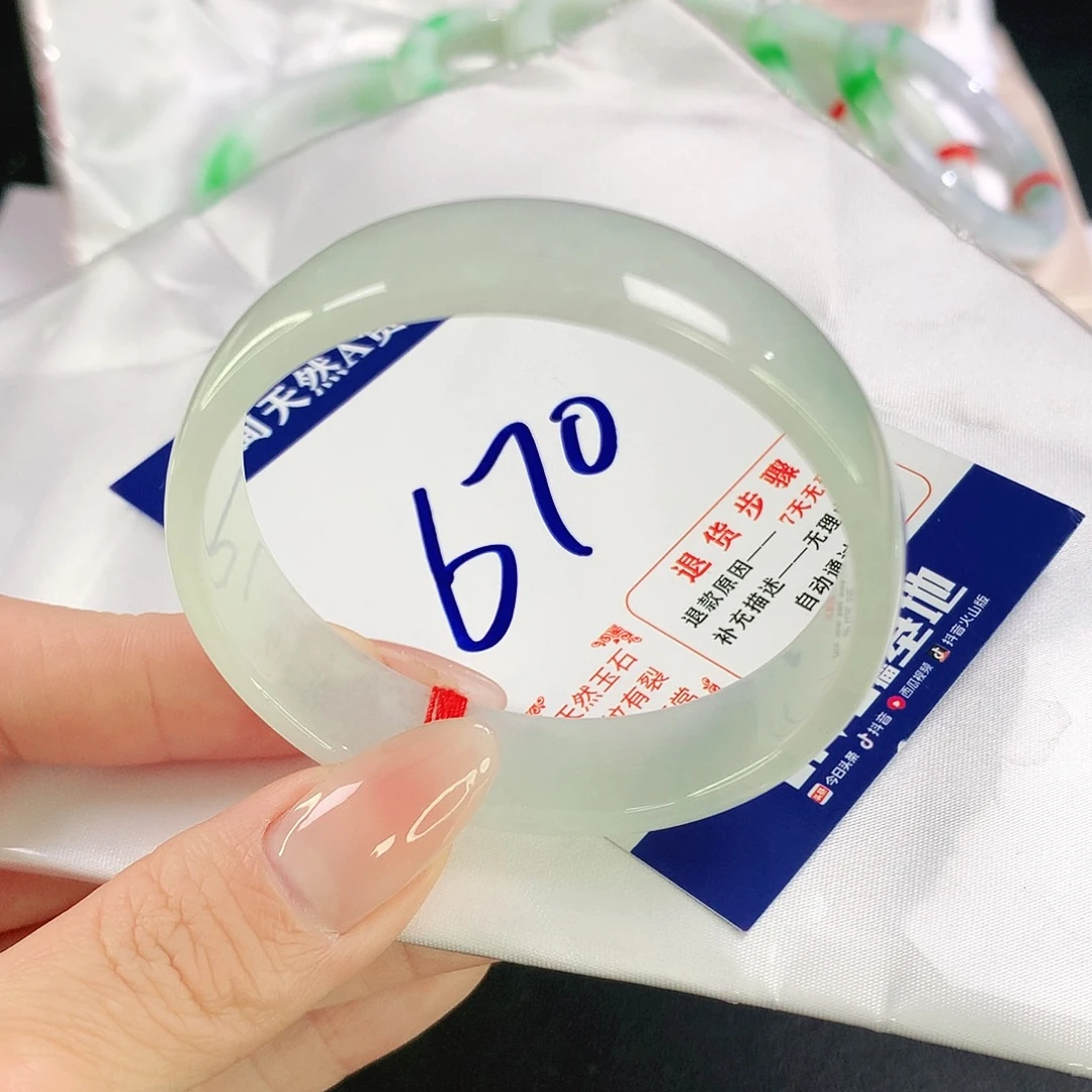 翡翠手镯未镶嵌有裂