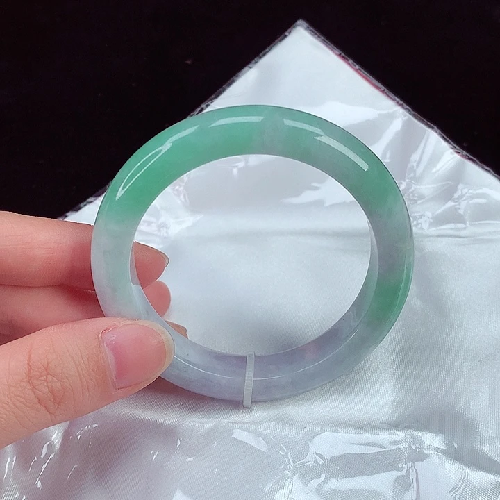 翡翠手镯未镶嵌翡翠
