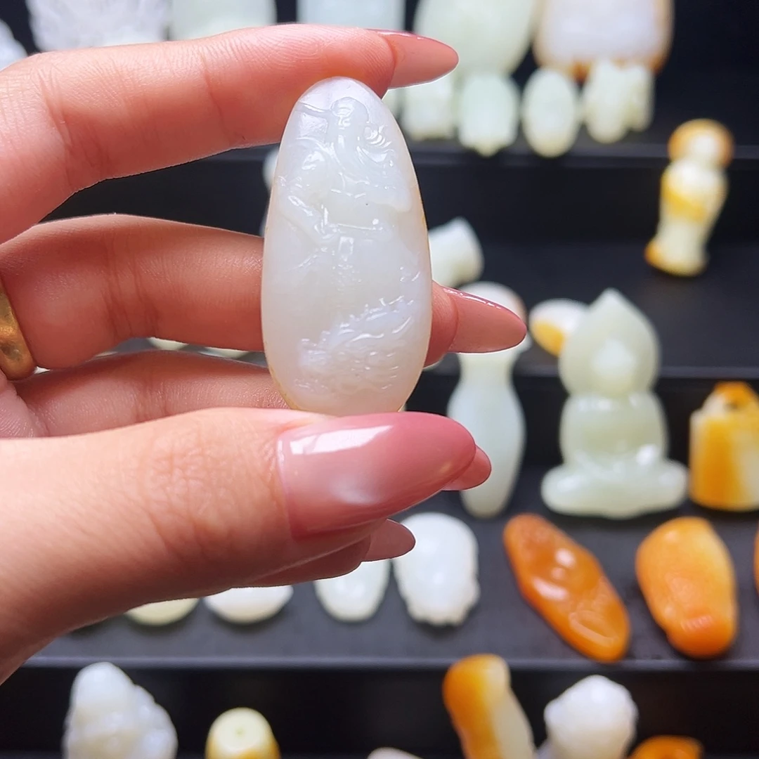 有***。和田玉未镶嵌颈饰