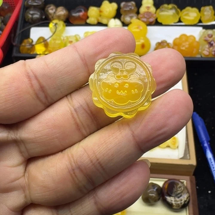 琥珀未镶嵌颈饰兔子牌