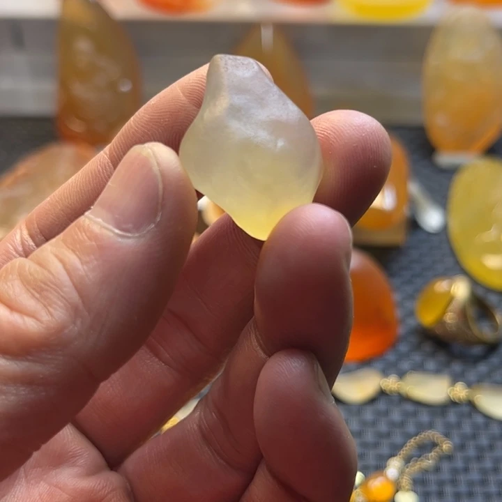 张***哥石英质玉未镶嵌旦面