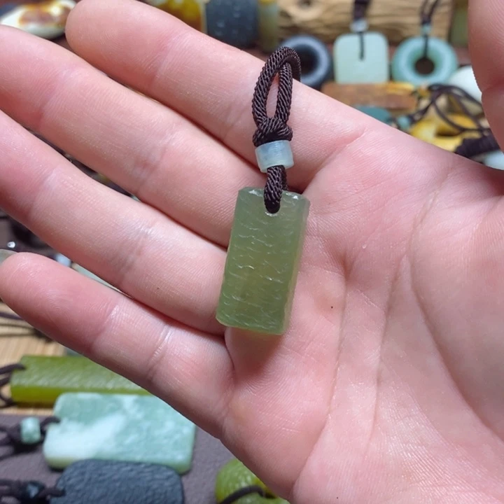 蛇纹石玉挂件未镶嵌