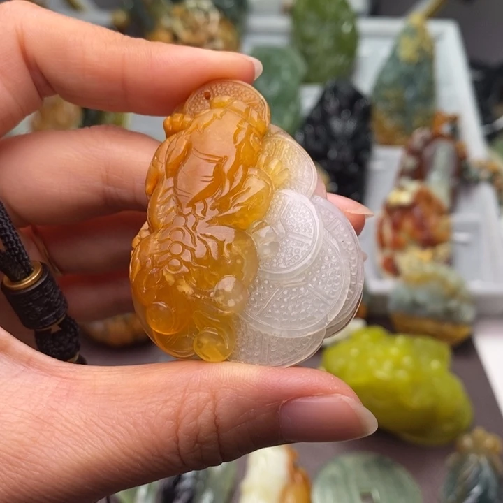 自***动蛇纹石玉未镶嵌颈饰