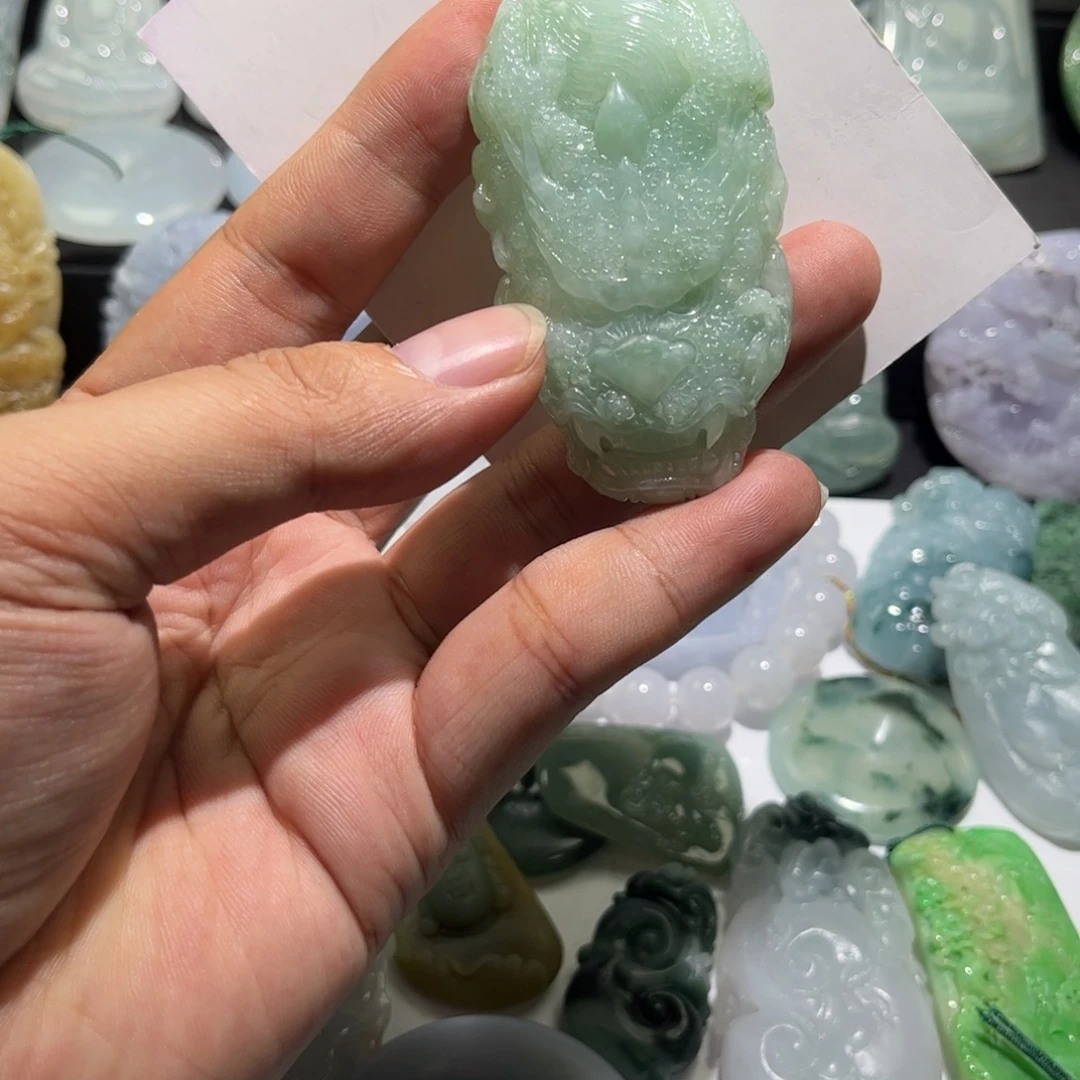 翡翠未镶嵌颈饰龙头