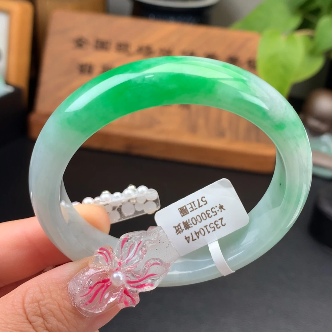 翡翠手镯未镶嵌白底青正圈手镯