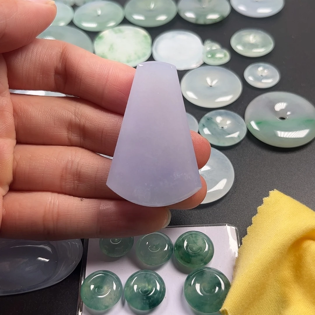 翡翠未镶嵌颈饰无事牌47.5，31.2，8.1mm