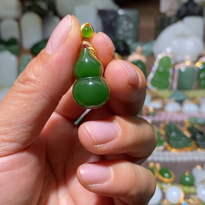 知***️和田玉（碧玉）18K金镶嵌颈饰