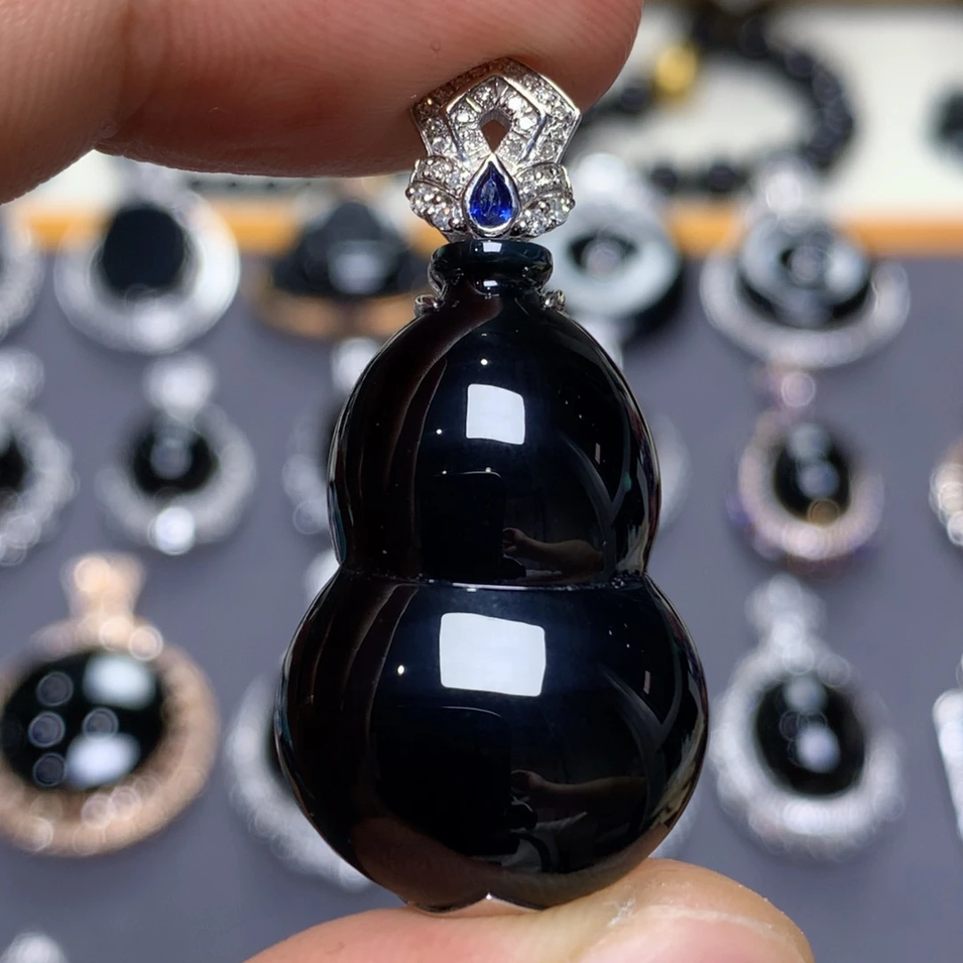 颈饰18K金镶嵌翡翠墨翠葫芦