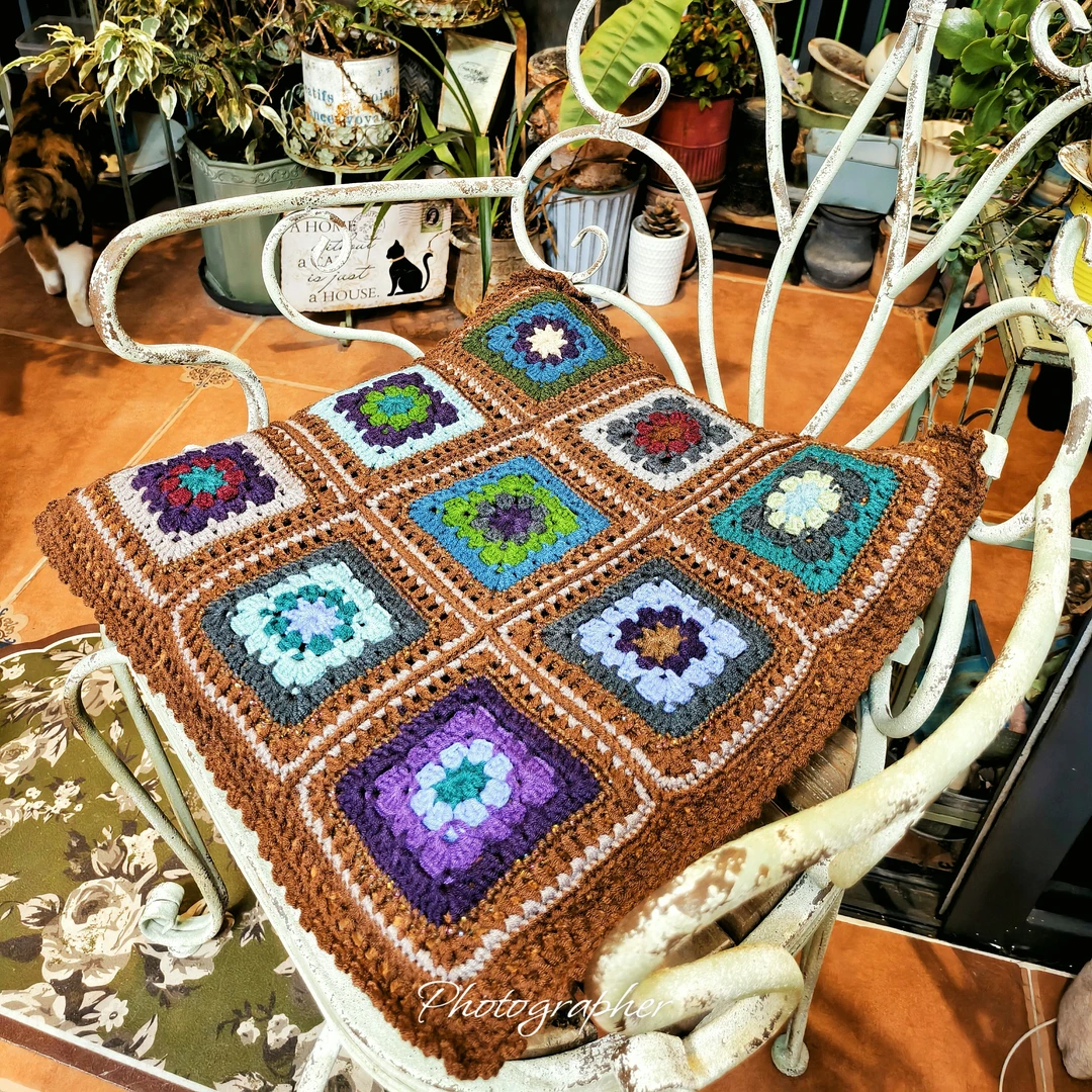 手工原创设计，夹棉厚坐垫，手缝一体不可拆，可机洗。尺寸50cmx50cm