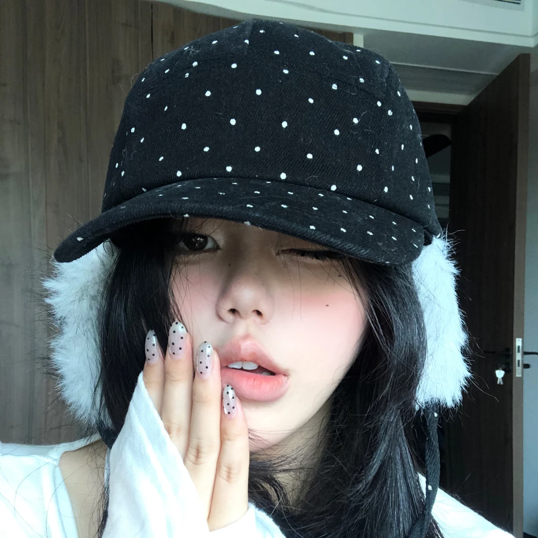 韩系波点毛绒护耳帽子黑色女秋冬季显脸小网感时尚个性棒球护耳帽