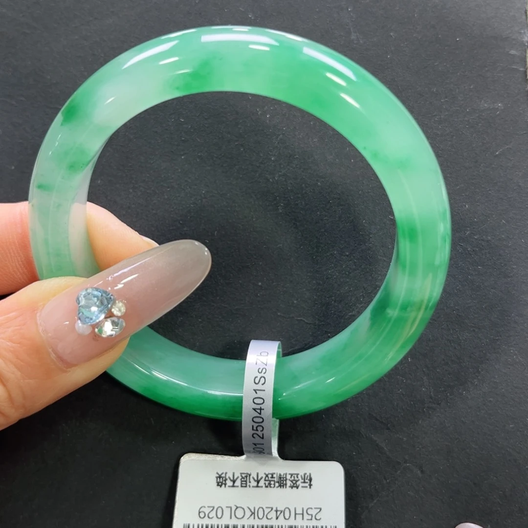 发***呆石英质玉手镯未镶嵌➕小玥53
