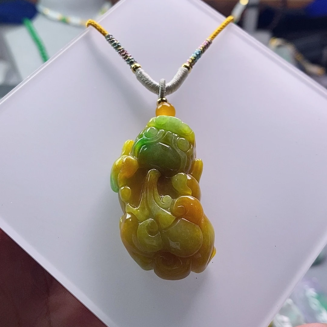 翡翠未镶嵌吊坠(赠链)