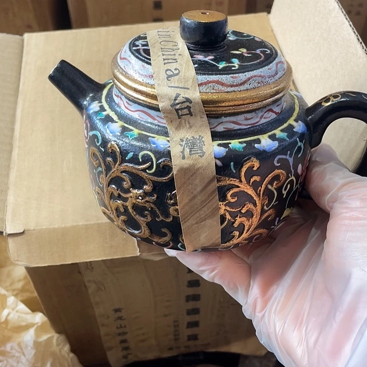 紫砂茶壶原矿泥料，纯手工制作的一把紫砂壶。