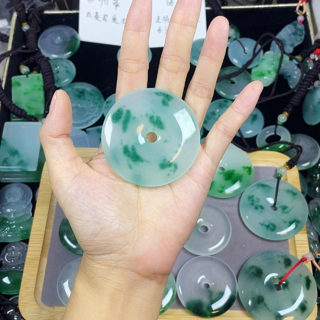 有***人翡翠未镶嵌颈饰吊坠