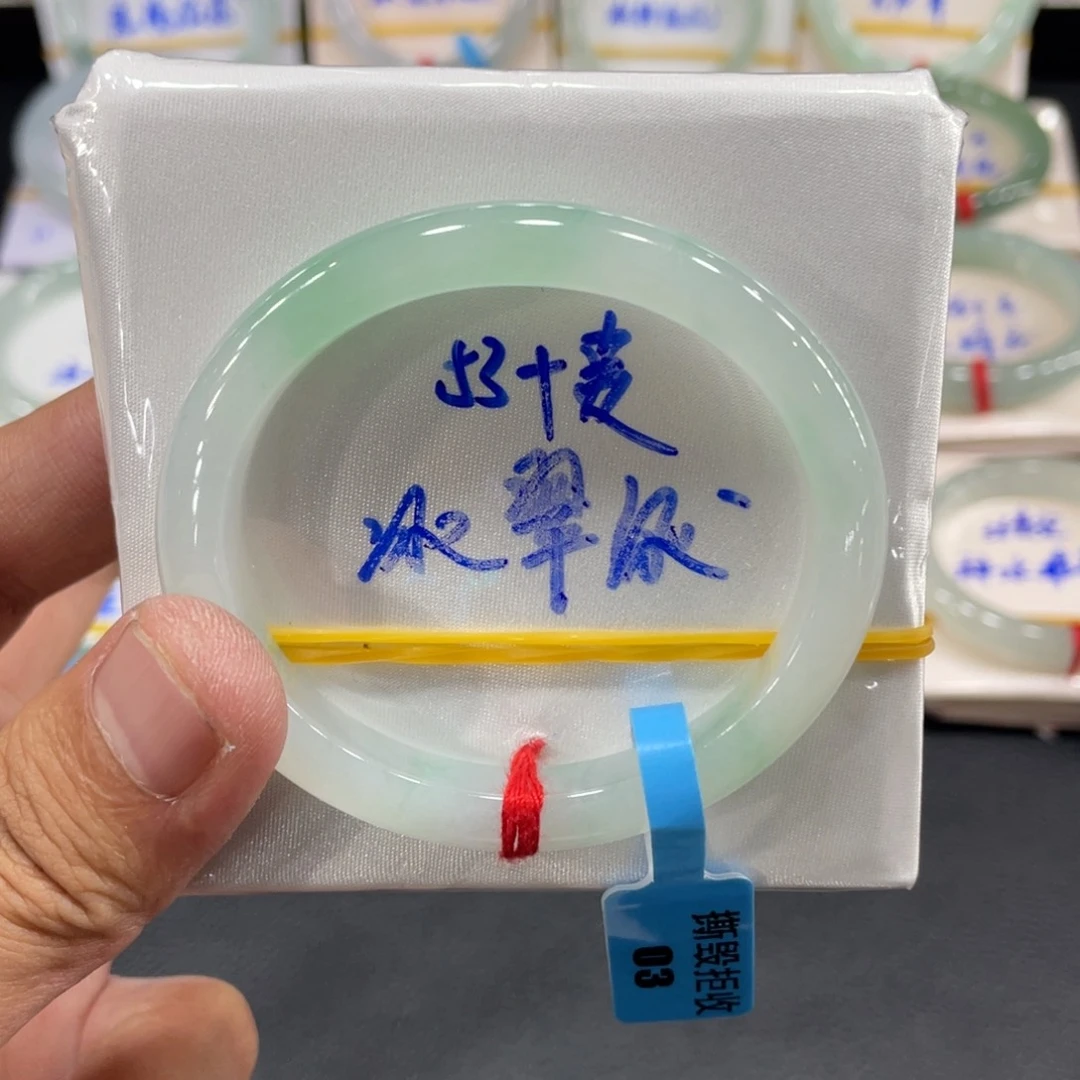 翡翠手镯未镶嵌天然翡翠