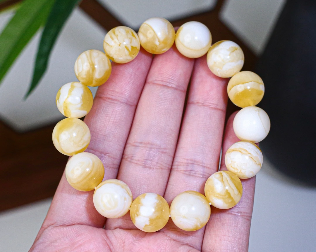 19.45 13+mmJ1琥珀蜜蜡金白妖花圆珠手串，花纹漂亮，金白分明