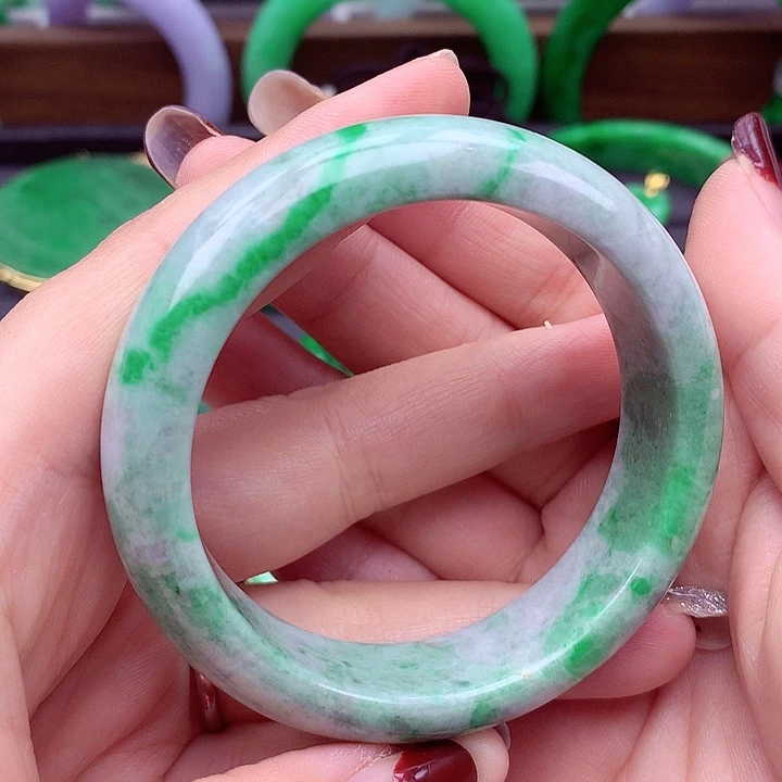 翡翠手镯未镶嵌翡翠