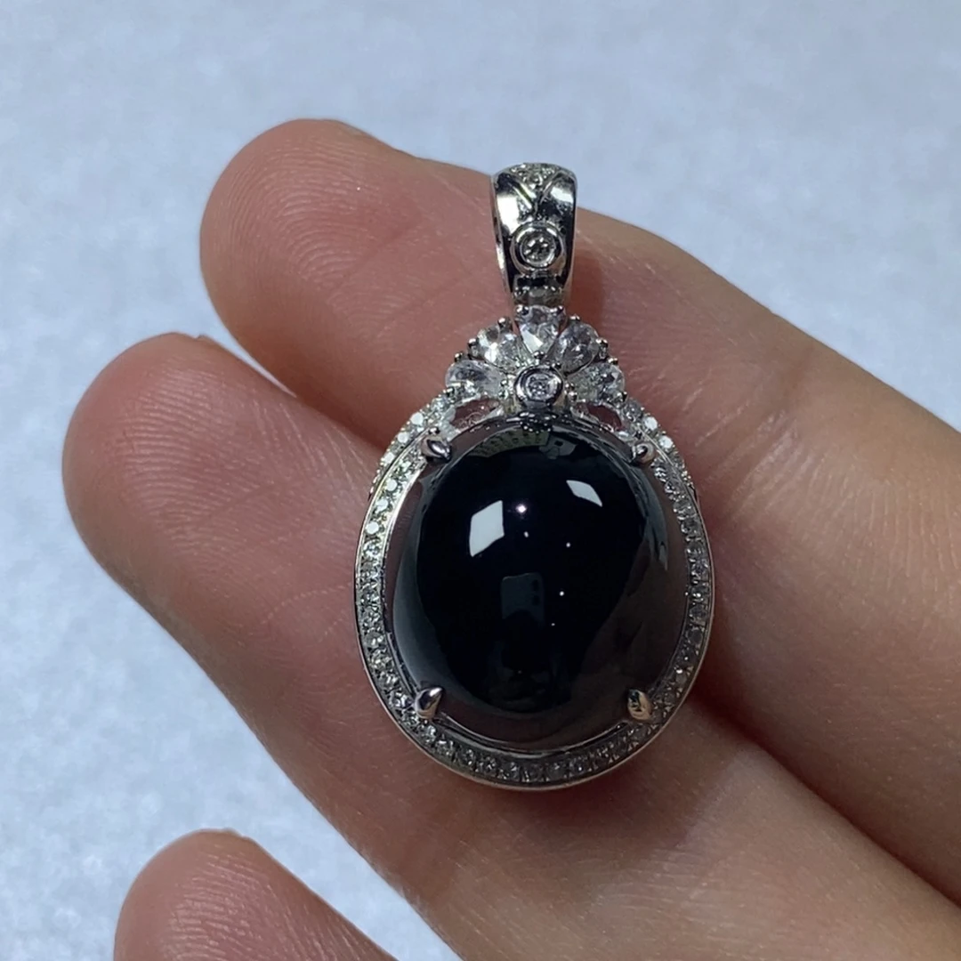 翡翠18K金镶嵌颈饰吊坠