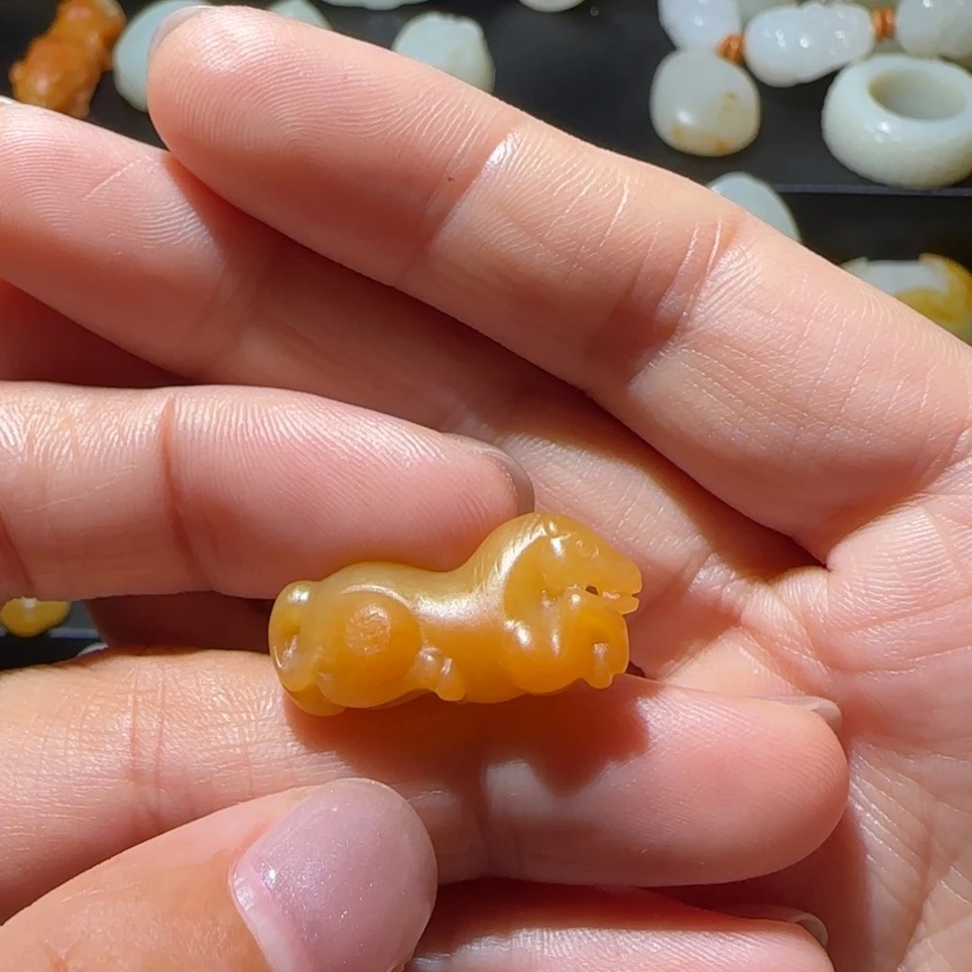王***青和田玉未镶嵌颈饰