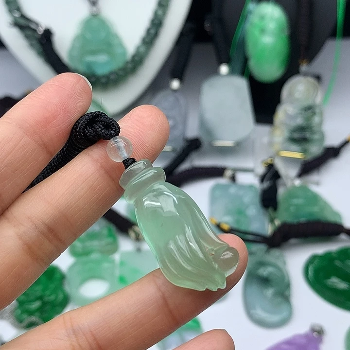 翡翠未镶嵌吊坠(赠链)