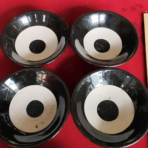 瓷片瓷片，各种摆件，盘，碗，沙锅，均有瑕疵。