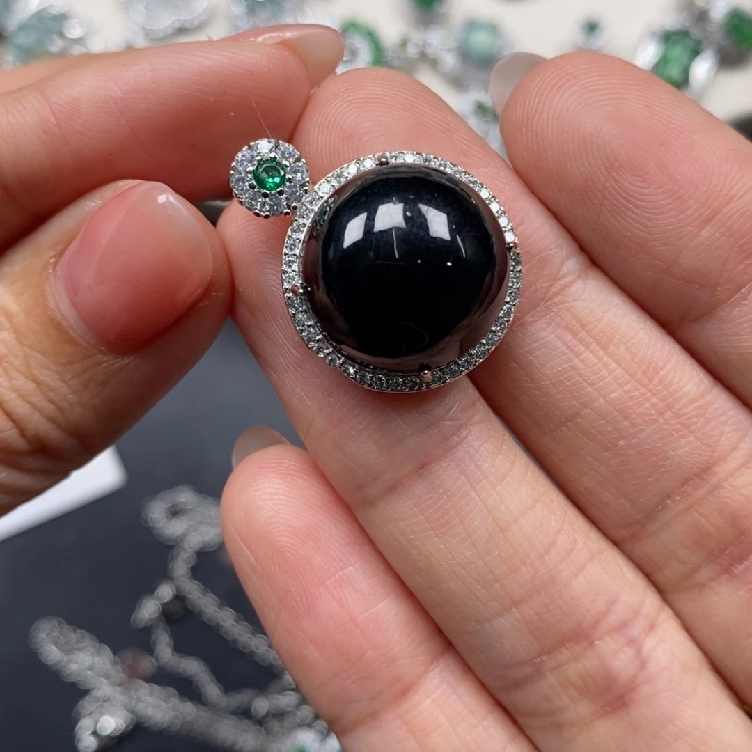 翡翠颈饰未镶嵌翡翠