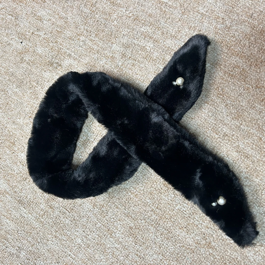 0107 黑色细款绒毛围脖