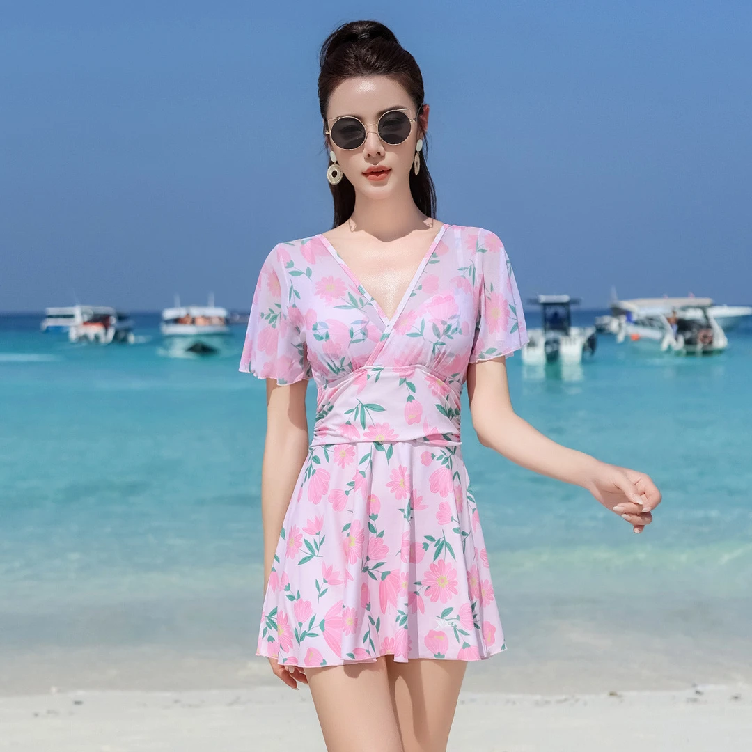 特步保守泳衣女2025新款显瘦遮肉连体时尚印花女孩小胸聚拢海边装