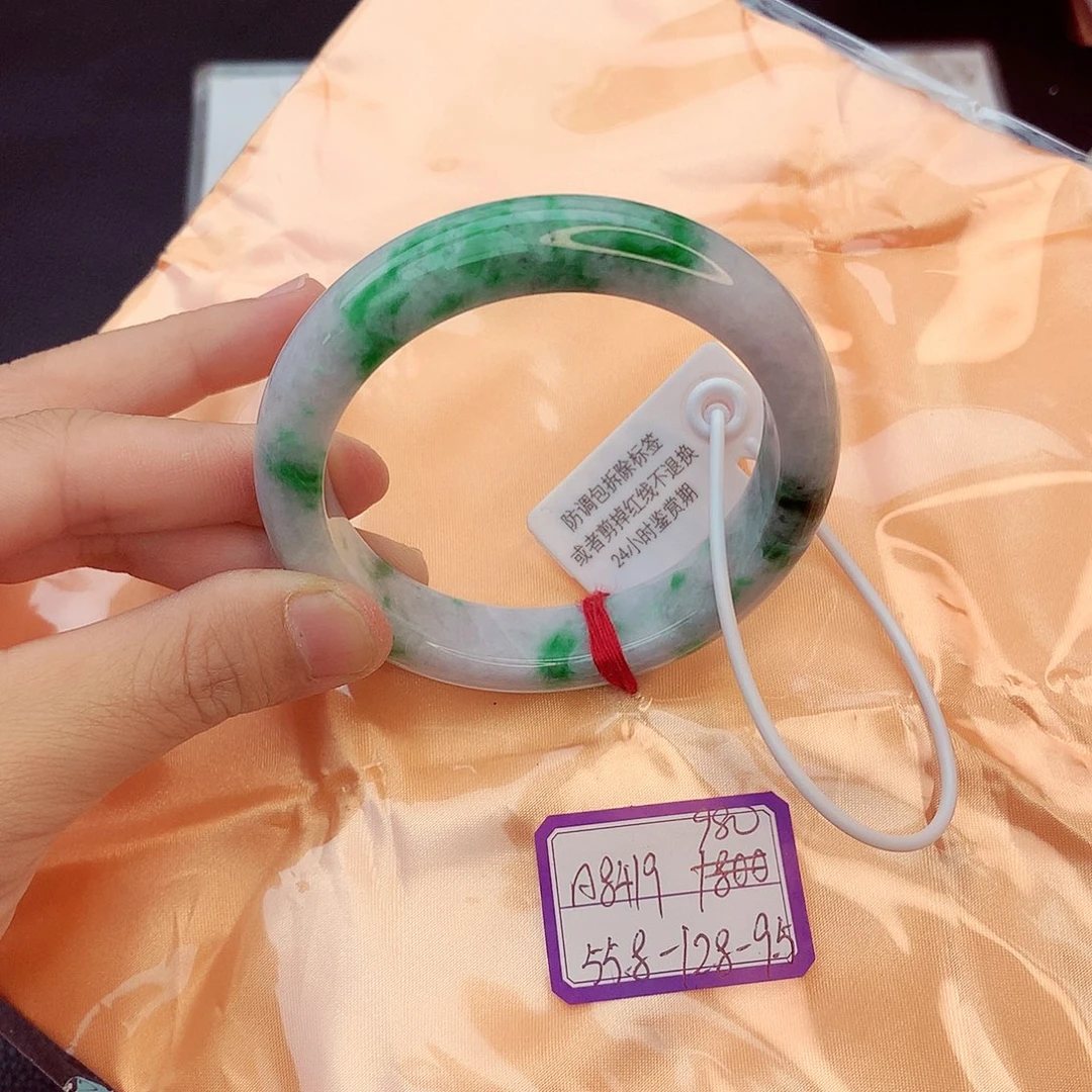 翡翠手镯未镶嵌翡翠
