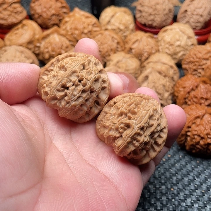 临***鱼文玩核桃把件三角白39尺