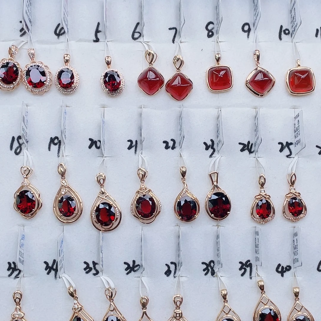 18K金镶嵌吊坠(不含链)石榴石