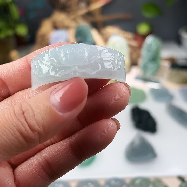 翡翠未镶嵌颈饰手牌