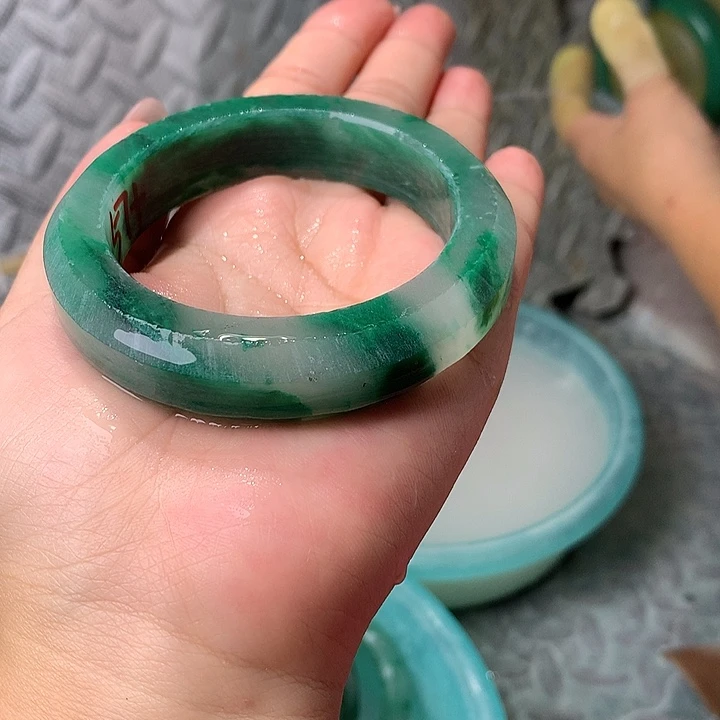倾***城未镶嵌手镯石英岩玉定制