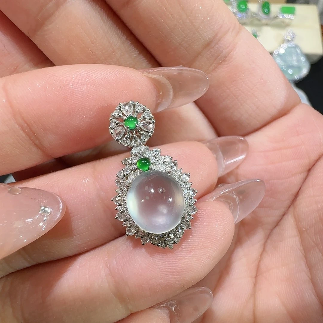 【闪购商品】颈饰18K金镶嵌翡翠