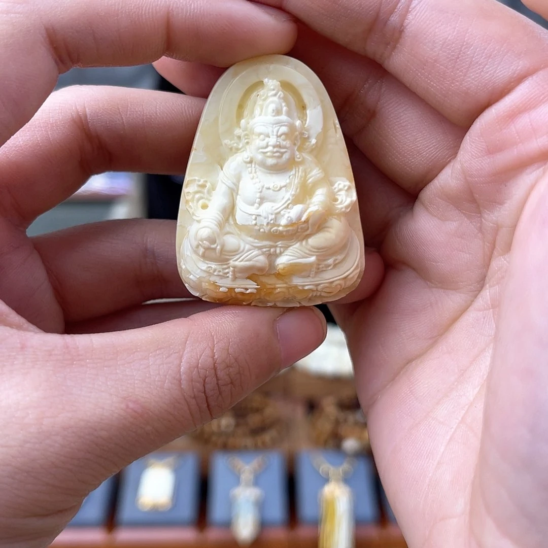 琥珀裸石未镶嵌蜜蜡雕刻件