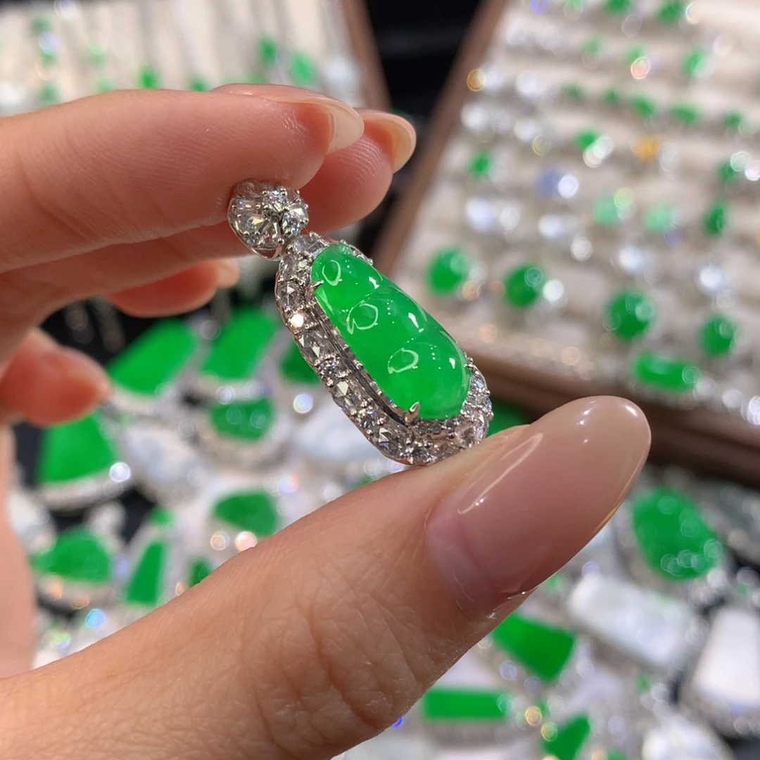 翡翠18K金镶嵌颈饰福豆