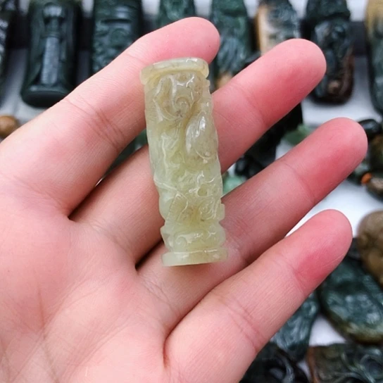 未镶嵌岫岩老玉（透闪石质玉）挂件