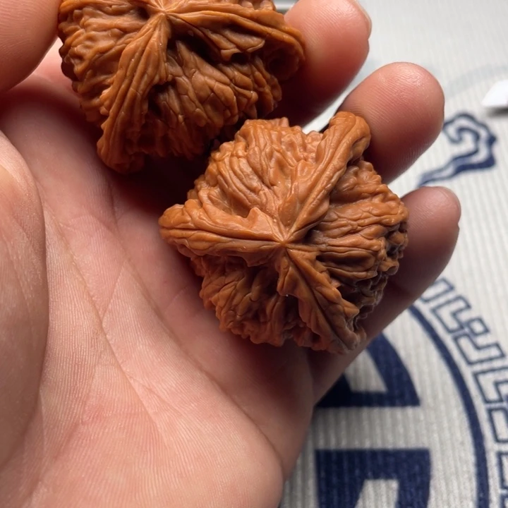 红***家文玩核桃吊坠三棱